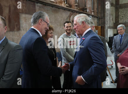 Le Prince de Galles, serre la main avec le Sinn Fein DEPUTÉ Gerry Kelly au Carlisle Memorial Church à Belfast où il rencontre les organisations impliquées dans la régénération de l'édifice comme un centre d'accueil permanent pour l'Ulster Orchestra. Banque D'Images