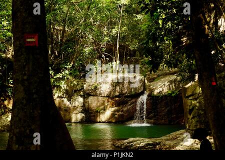 Les eaux bleu tranquille de corde tombe, Paluma Range National Park, Rollingstone France Banque D'Images