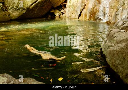 Jeune homme nager sous l'eau dans une montagne tropicale, piscine Plage Paluma National Park, Rollingstone France Banque D'Images