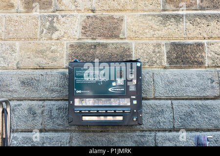 Un distributeur automatique de pièces de vélo Chambres à air sur le mur de la banque de la rivière Vltava à Prague, République Tchèque Banque D'Images