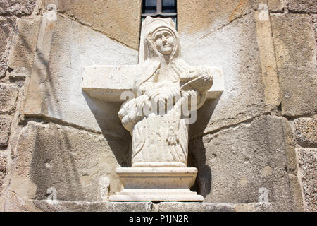 Petite statue sur l'extérieur d'une église à Amarante, Portugal Banque D'Images