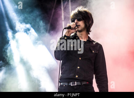 Faris Badwan de The Horrors performing live au Festival victorieux, Portsmouth, 2016. Banque D'Images