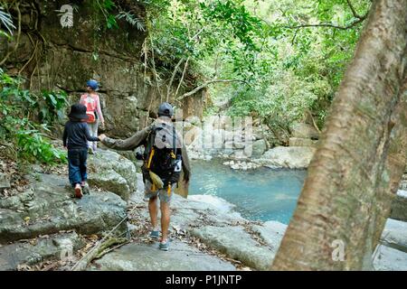 Les eaux bleu tranquille de corde tombe, Paluma Range National Park, Rollingstone France Banque D'Images