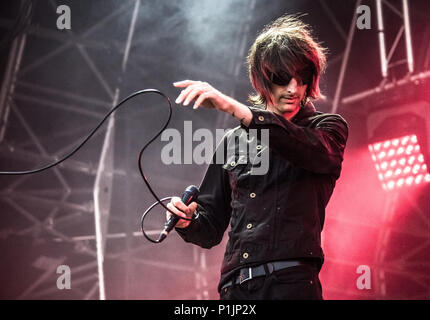 Faris Badwan de The Horrors performing live au Festival victorieux, Portsmouth, 2016. Banque D'Images