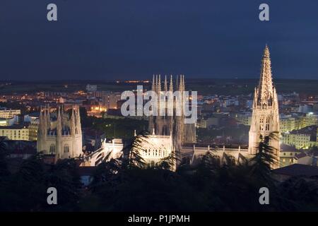 Vista a la ciudad y Catedral iluminada desde cerro de San Miguel. Banque D'Images