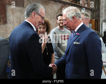 Le Prince de Galles, serre la main avec le Sinn Fein DEPUTÉ Gerry Kelly comme son collègue Caral Ni Chuilin (deuxième à gauche) observe à Carlisle Memorial Church à Belfast, où Charles est la réunion d'organisations impliquées dans la régénération de l'édifice comme un centre d'accueil permanent pour l'Ulster Orchestra. Photo date : mardi 12 juin 2018. Voir histoire PA Charles ROYAL. Crédit photo doit se lire : Brian Lawless/PA Wire Banque D'Images