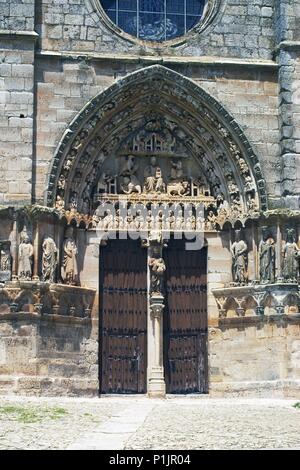 Sasamón ; Eglise de Santa María, portada sur (un semblable la Puerta del Sarmental de la Catedral de Burgos). Banque D'Images