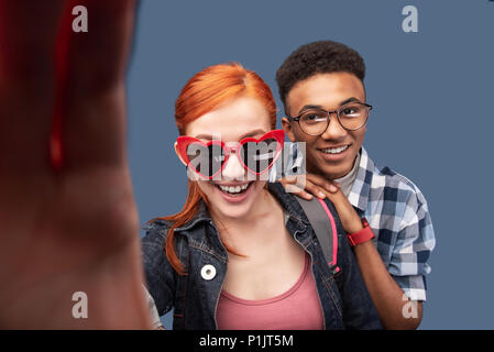 Bien agréable de prendre une femme selfies Banque D'Images