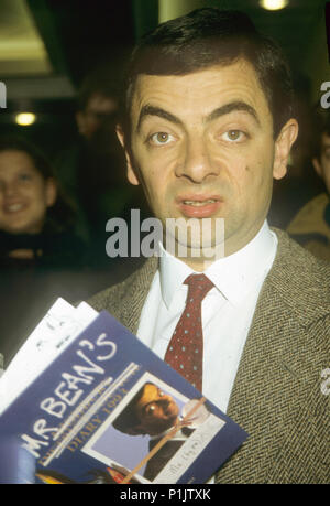 ROWAN ATKINSON, acteur comique anglais faire connaître son livre écrit en 1993 le journal de Mr Bean Banque D'Images