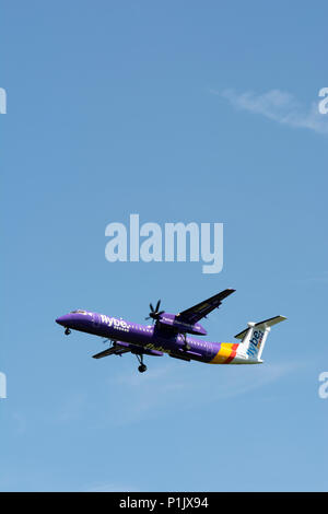 Flybe Bombardier Dash 8 près de l'aéroport de Birmingham, UK (G-PRPD) Banque D'Images