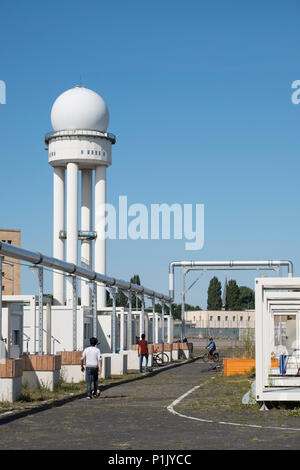 Camp de réfugiés à l'aéroport Tempelhof dans Kreuzberg, Berlin, Allemagne Banque D'Images