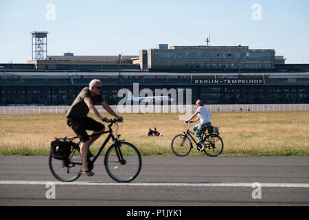 Les cyclistes sur piste à l'ancien aéroport de Tempelhof maintenant parc public à Kreuzberg, Berlin, Allemagne Banque D'Images
