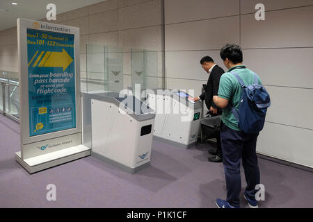 Les passagers scannent les codes-barres de leur carte d'embarquement au terminal 2 de l'aéroport international d'Incheon, parfois appelé aéroport international de Séoul-Incheon, le plus grand aéroport de Corée du Sud situé à l'ouest de la ville d'Incheon Banque D'Images