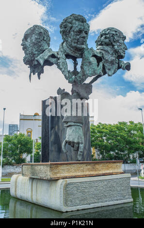 Badajoz, Espagne - 25 mai 2018 : Les trois poètes sculpture au rond-point du pont de l'autonomie. Par le sculpteur Luis Martinez Giraldo Banque D'Images