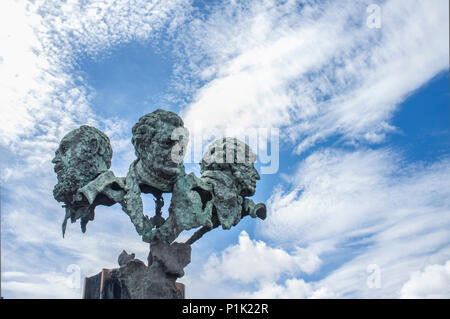 Badajoz, Espagne - 25 mai 2018 : Les trois poètes sculpture au rond-point du pont de l'autonomie. Par le sculpteur Luis Martinez Giraldo Banque D'Images