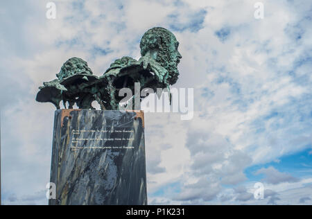 Badajoz, Espagne - 25 mai 2018 : Les trois poètes sculpture au rond-point du pont de l'autonomie. Par le sculpteur Luis Martinez Giraldo Banque D'Images