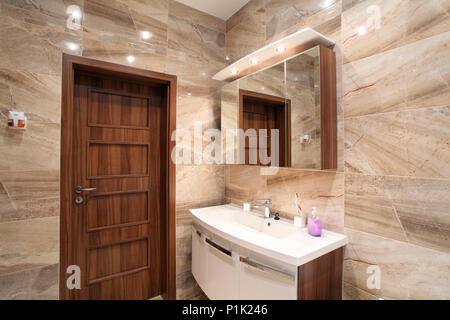 Salle de bains de luxe avec baignoire dans la maison et le mobilier Banque D'Images