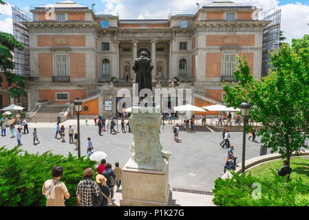 Prado a Madrid, vue extérieure de l'arrière de la statue de Goya qui surplombe la Puerta de Goya Alta - une entrée principale du musée du Prado à Madrid. Banque D'Images