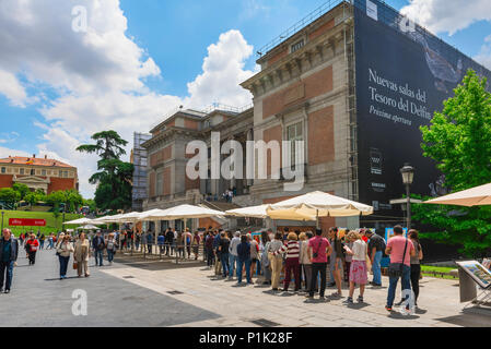 File d'attente touristique, vue sur les personnes qui font la queue pour des billets en dehors du bâtiment du Musée du Prado dans le centre de Madrid, en Espagne. Banque D'Images