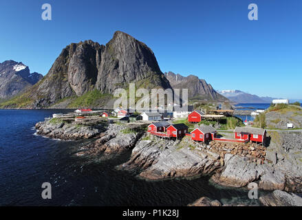 Village de pêcheurs traditionnels de Norvège avec rouge huttes rorbu, Reine, îles Lofoten, Norvège Banque D'Images