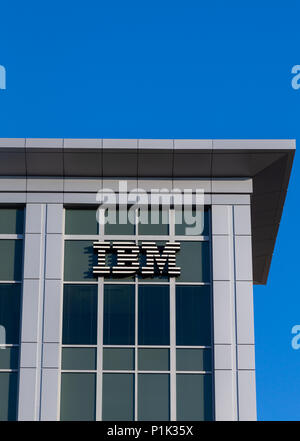 COLUMBIA, SC/USA - 4 juin 2018 : bâtiment et des marques d'entreprise IBM logo. IBM est une multinationale américaine technology company. Banque D'Images