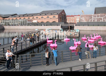 SAINT-PÉTERSBOURG, RUSSIE - 11 juin 2018 : les gens sur l'île de New Holland regarde l'étang avec les flamants roses en caoutchouc gonflables Banque D'Images