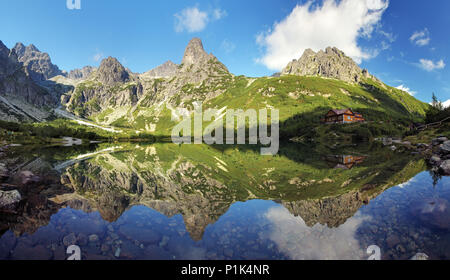 Paysage de montagne avec la réflexion dans le lac, Slovaquie Tatras Banque D'Images