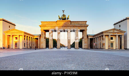 Porte de Brandebourg pendant le lever du soleil à Berlin, Allemagne Banque D'Images