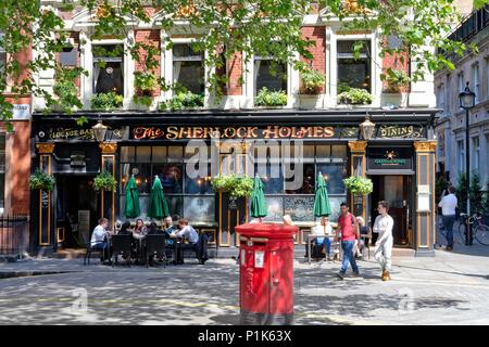 L'extérieur de la célèbre pub Sherlock Holmes dans le Northumberland Street, Westminster central London England UK Banque D'Images