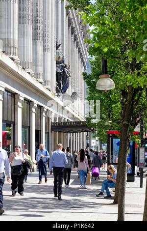 Occupé et encombré Oxford Street sur une chaude journée d'été le centre de Londres Angleterre Royaume-uni Banque D'Images