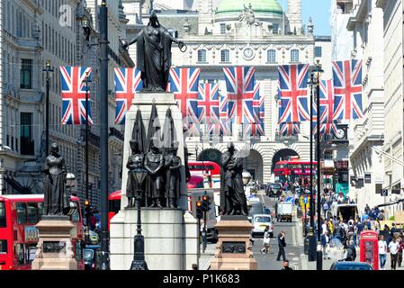 Centre de Londres décorée de drapeaux Union Jack pour célébrer le mariage royal en mai 2018 de prince Harry et Megan Markle ,England UK Banque D'Images