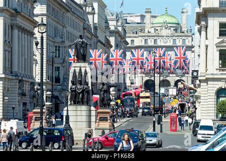 Centre de Londres décorée de drapeaux Union Jack pour célébrer le mariage royal en mai 2018 de prince Harry et Megan Markle ,England UK Banque D'Images