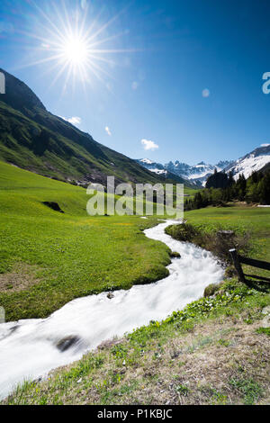 Belle vallée montagneuse près de Klosters un jour d'été avec un petit ruisseau qui le traverse Banque D'Images