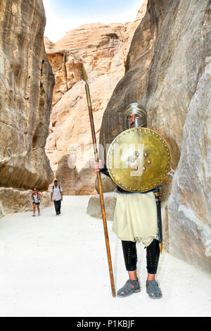 PETRA, JORDANIE - 25 OCT : robes de bédouins non identifiés en armure avec une lance dans la chaussée gardes Siq canyon le 25 octobre 2010 à Petra, en Jordanie. Petra i Banque D'Images