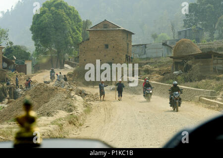 Scène de rue à village de Trishuli, près de la vallée de Katmandou, Népal Banque D'Images