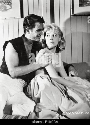 Titre original : GIDGET. Titre en anglais : GIDGET. Directeur du film : PAUL WENDKOS. Année : 1959. Stars : Cliff Robertson ; SANDRA DEE. Credit : Columbia Pictures / Album Banque D'Images