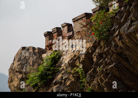 Un mur crénelé émergeant de la roche à Castillo Hidalgo sur la colline Santa Lucia à Santiago, Chili. Banque D'Images