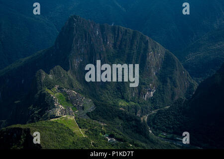 Machu Picchu, au Pérou, comme vu du sommet de la montagne du Machu Picchu. Banque D'Images