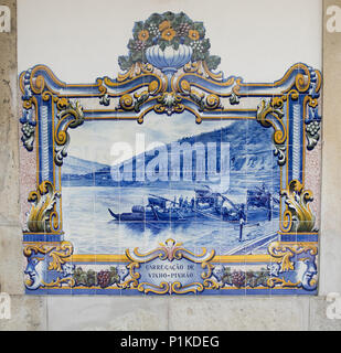 Sol carrelé décoratif traditionnel portugais collés sur l'extérieur de la gare de Pinhao dépeignant des scènes locales. La Vallée du Douro, Portugal. Banque D'Images