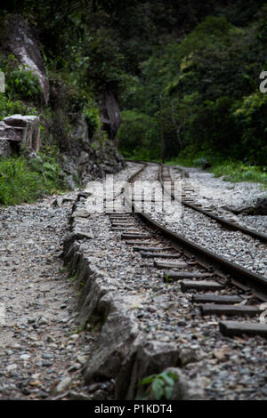 Pérou voie ferrée entre Aguas Calientes et Machu Picchu au Pérou. Banque D'Images
