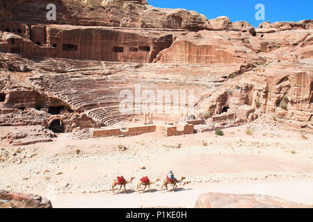 Theatre creusés dans la roche à Petra, en Jordanie. L'échelle de l'excavation peut être vu de la colonnes romaines au premier plan à l'avant de l'arène Banque D'Images