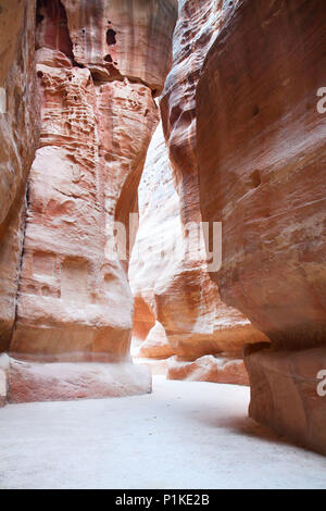 Le Siq, étroite gorge, qui a résulté de la division naturelle de la montagne, mène à une ancienne ville de Petra, Jordanie Banque D'Images