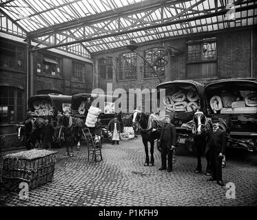 Livraison matelas cars, Heal & Son Ltd, 195-199 Tottenham Court Road, Camden, London, 1897. Artiste : Bedford Lemere et compagnie. Banque D'Images