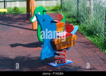 Fauteuil à bascule pour enfants dans le parc Banque D'Images