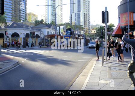 Street View de Gold Coast en Australie. Les personnes en attente de cross street, tramway, la circulation et les bâtiments à surfer Paradise Boulevard Banque D'Images