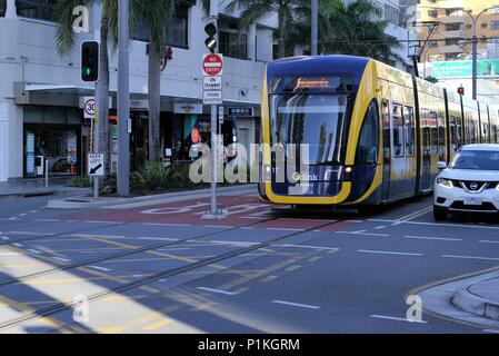 Déménagement tram et voiture sur street à Gold Coast en Australie Banque D'Images