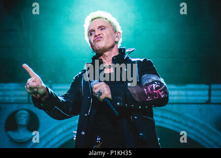 L'Italie, le 11 juillet 2015 : l'anglais Billy Idol à bascule en live sur scène à Brescia pour sa tournée d'été 2015 Photo : Alessandro Bosio/Alamy Banque D'Images