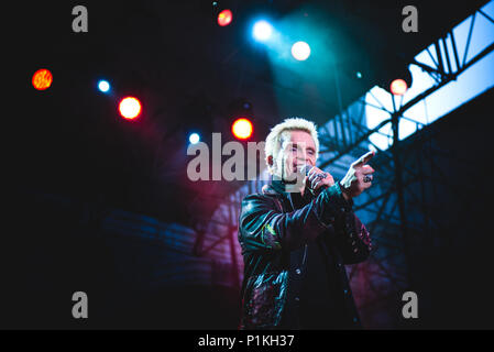 L'Italie, le 11 juillet 2015 : l'anglais Billy Idol à bascule en live sur scène à Brescia pour sa tournée d'été 2015 Photo : Alessandro Bosio/Alamy Banque D'Images