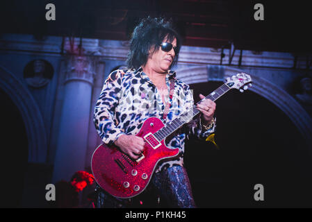 L'Italie, le 11 juillet 2015 : l'anglais Billy Idol à bascule en live sur scène à Brescia pour sa tournée d'été 2015 Photo : Alessandro Bosio/Alamy Banque D'Images