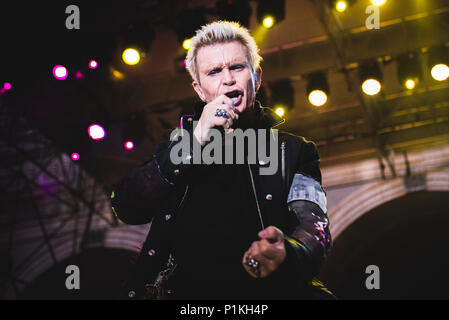 L'Italie, le 11 juillet 2015 : l'anglais Billy Idol à bascule en live sur scène à Brescia pour sa tournée d'été 2015 Photo : Alessandro Bosio/Alamy Banque D'Images